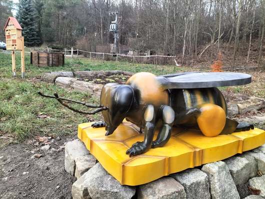 Rzeźbiona w drewnie pszczoła-gigant