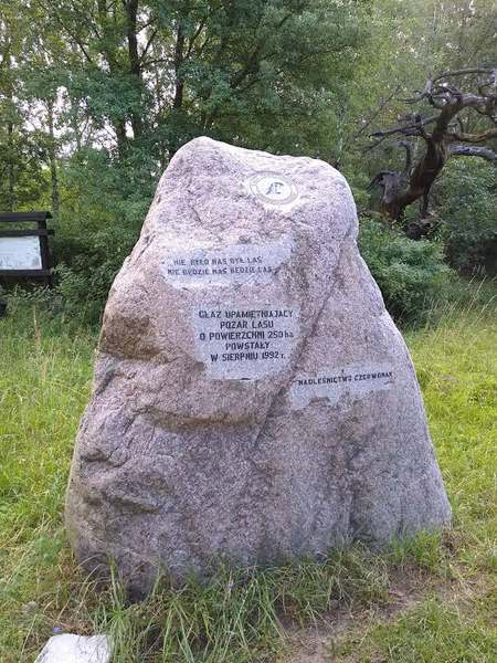 Kamień upamiętniający pożar - jeden z przystanków ścieżki